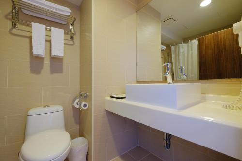 a bathroom with a toilet and a sink at City Suites - Taoyuan Gateway in Dayuan