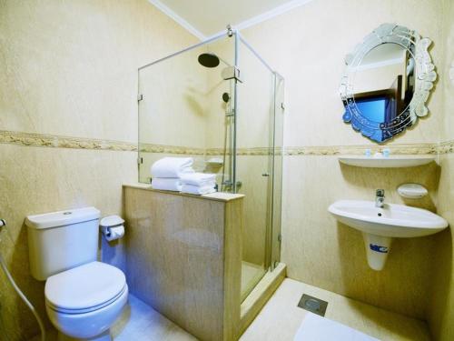 y baño con aseo y lavamanos. en Relax inn Apartment - Fahaheel, en Kuwait