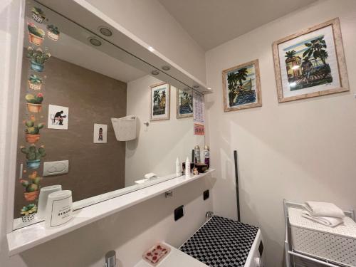 łazienka z umywalką i dużym lustrem w obiekcie Casa Nicoli w Bergamo