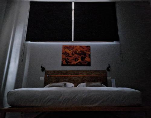 Postel nebo postele na pokoji v ubytování GARAGE47 Storica Officina Meccanica LOFT B&B iN PIENZA