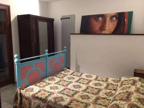 een slaapkamer met een bed met een foto van een vrouw bij Zio Lele in Marina Palmense