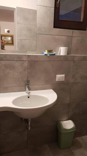 een badkamer met een wastafel en een spiegel bij Zio Lele in Marina Palmense