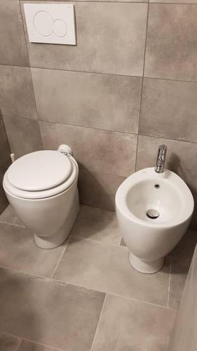 een badkamer met een toilet en een bidet bij Zio Lele in Marina Palmense