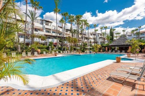 BRIGHT NEW APARTMENT IN PUENTE ROMANO
