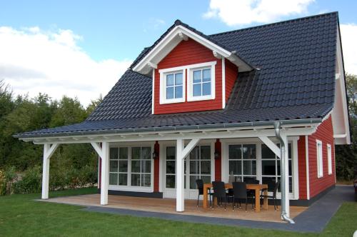 a red house with a black roof at Kleiner Onkel in Twist