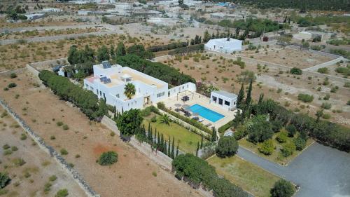 - une vue aérienne sur une maison avec une piscine dans l'établissement The House just 8 km from Essaouira and its beaches, à Ida Ougourd