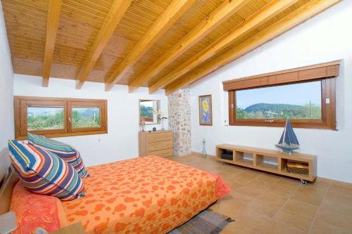 1 dormitorio con cama y ventana en Elegant Pollensa Villa Private Gardens Villa Cal Beato La Font, en Pollensa