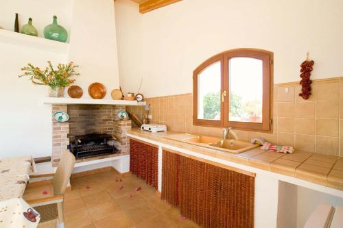 cocina con fregadero y chimenea en Elegant Pollensa Villa Private Gardens Villa Cal Beato La Font, en Pollensa