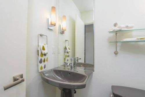 Bathroom sa Large Eclectic 1 Br Above Restaurant 15min To Pdx