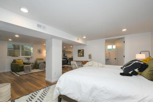 ein Schlafzimmer mit einem großen Bett und ein Wohnzimmer in der Unterkunft Bright & Modern Basement Apartment Dt N'hood in Vancouver