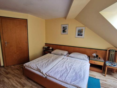 a bedroom with a large bed with a wooden headboard at Landrasthaus Maria Bild in Maria Bild