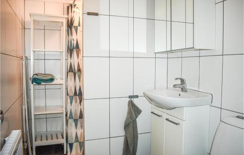 y baño con lavabo y aseo. en Stunning Home In Eslv With House A Panoramic View, en Eslöv