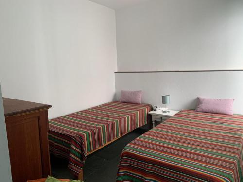 duas camas sentadas uma ao lado da outra num quarto em Tranquilidad y Naturaleza. Entre Volcanes y Mar em Presillas Bajas