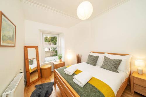 sypialnia z łóżkiem i oknem w obiekcie Riverview w mieście Monifieth