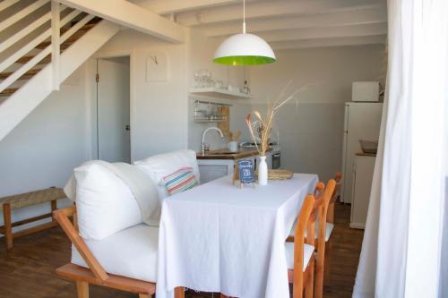 uma cozinha com uma mesa com uma toalha de mesa branca em ALMAR- Punta Rubia, La Pedrera em La Pedrera