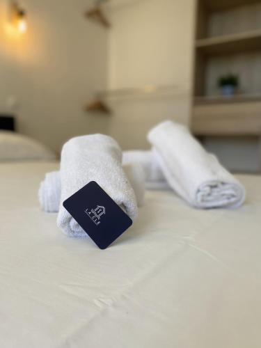quelques serviettes posées sur un lit dans l'établissement La Clé -Climatisation - Parking privé - Idéale - Professionnels - Familles - Amis, à Hyères
