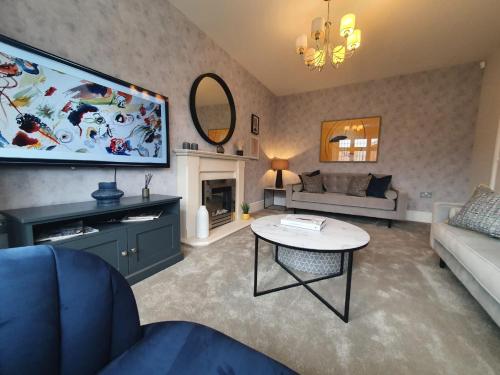 TV a/nebo společenská místnost v ubytování Luxury 4 - Stylish Haven Modern 4-Bedroom Retreat in South Luton with Convenient Parking and Easy Access to Town Center