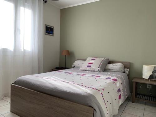 1 dormitorio con 1 cama grande y edredón blanco en Maison Balaruc-les-Bains, 3 pièces, 4 personnes - FR-1-503-126, en Balaruc-les-Bains