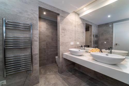 - Baño con 2 lavabos y 2 espejos en BRIGHT NEW APARTMENT IN PUENTE ROMANO en Marbella