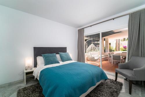 BRIGHT NEW APARTMENT IN PUENTE ROMANO