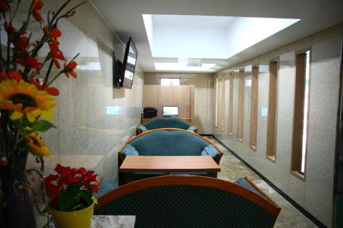 Gallery image of Metro Pol Tourist Hotel in Pyeongtaek