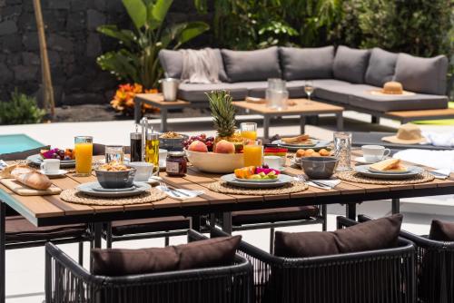 - une table avec de la nourriture et des boissons sur la terrasse dans l'établissement SUNRISE by Buenavilla, à Playa Blanca