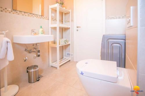 Bilik mandi di Comfortable Villa Marinela with Pool and Garden