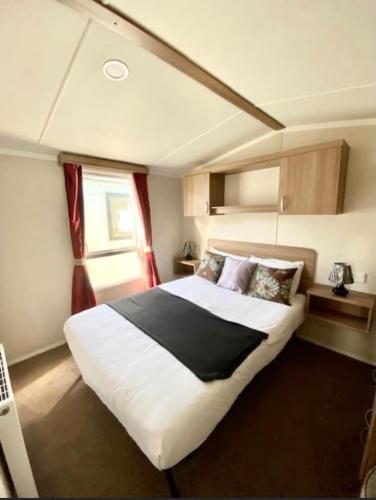 ein Schlafzimmer mit einem großen Bett auf einem Boot in der Unterkunft Swift Loire (Field view 78) in Jaywick Sands