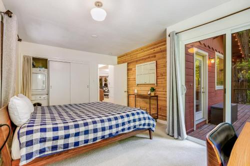 um quarto com uma cama e uma varanda em Caz Cabin 6 em Cazadero