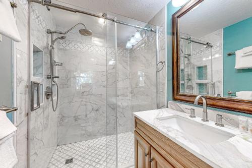y baño con ducha, lavabo y espejo. en Coastal Calling en Greenland