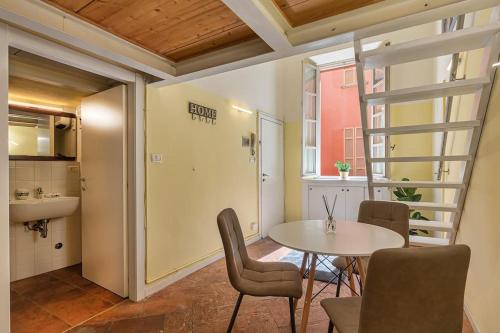 een kamer met een tafel en stoelen en een wastafel bij [Old Town] Lake Como - Sweet Apartment in Como
