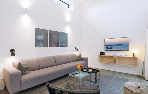 a living room with a couch and a table at Gorgeous Home In Lembruchdümmer See in Lembruch