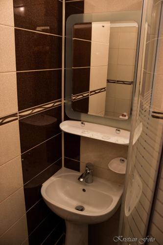 a bathroom with a sink and a mirror at Hotel Valahia in Târgovişte