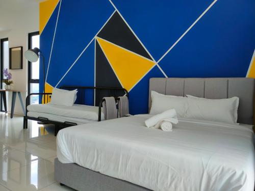 a bedroom with a bed and a blue and yellow wall at New 2BR Georgetown Warm and Lovely Homestay 10pax-无敌美景两房民宿 Beacon Executive Suite in George Town