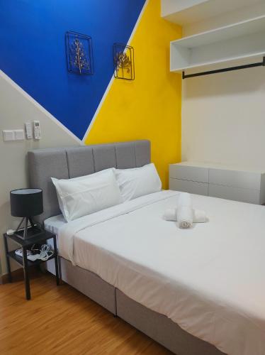 a bedroom with a bed and a blue and yellow wall at New 2BR Georgetown Warm and Lovely Homestay 10pax-无敌美景两房民宿 Beacon Executive Suite in George Town