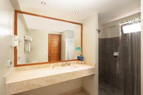 y baño con lavabo y ducha. en Royal Decameron Punta Sal - ALL INCLUSIVE, en Canoas de Punta Sal