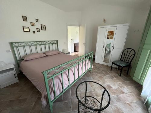 1 dormitorio con 1 cama y 1 silla en Casa Dora, en Gubbio