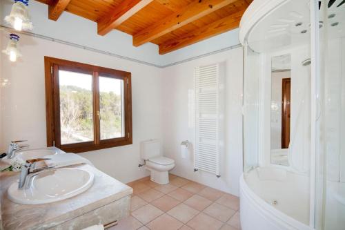 ein Bad mit einem Waschbecken, einer Dusche und einem WC in der Unterkunft Mina de Biniamar in Selva