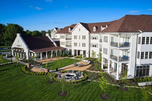 Κήπος έξω από το The Inn at Meadowbrook