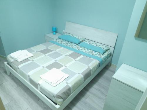 ein blaues Schlafzimmer mit einem großen Bett mit blauen Kissen in der Unterkunft Casa vacanze Perfecta Laetitia Assisi in Tordandrea