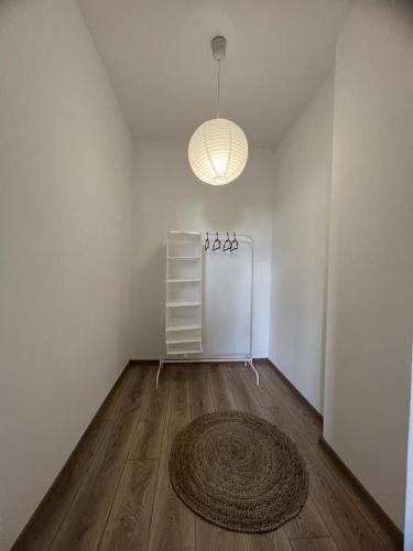 an empty room with a rug on a wooden floor at Niron Apartamenty Królowej Jadwigi Złotów in Złotów
