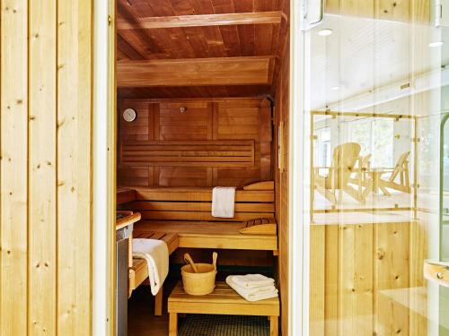 Cabaña pequeña con paredes de madera y ducha en Meavy Cottage en Totnes