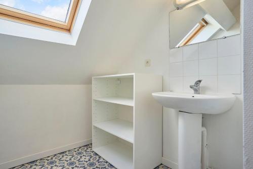 ein Bad mit einem Waschbecken und einem Spiegel in der Unterkunft Locations Tourcoing - Le Renaix in Tourcoing