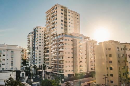 un grand immeuble dans une ville avec des bâtiments dans l'établissement Fully Serviced Apartment at Regatta Living - 2C, à Saint-Domingue