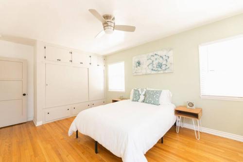 Schlafzimmer mit einem Bett und einem Deckenventilator in der Unterkunft Inviting Home in Historic Leimert Park in Los Angeles