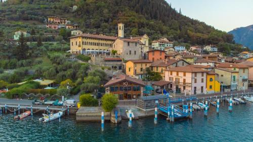 een klein stadje aan de oever van een waterlichaam bij Decio Rooms in Monte Isola