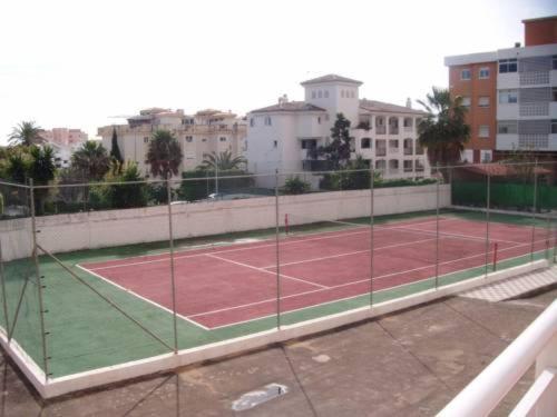 un court de tennis en plein cœur d'une ville dans l'établissement Lovely apartment in Torremolinos, à Torremolinos