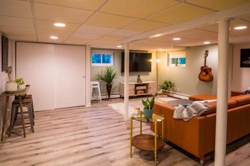 Bergenfield的住宿－Immaculate Newly Renovated 1 Bedroom Apt Near NYC，客厅配有沙发和墙上的吉他