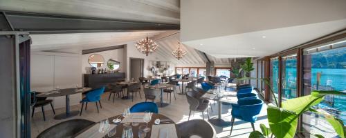 een restaurant met tafels en stoelen en een zwembad bij Decio Rooms in Monte Isola