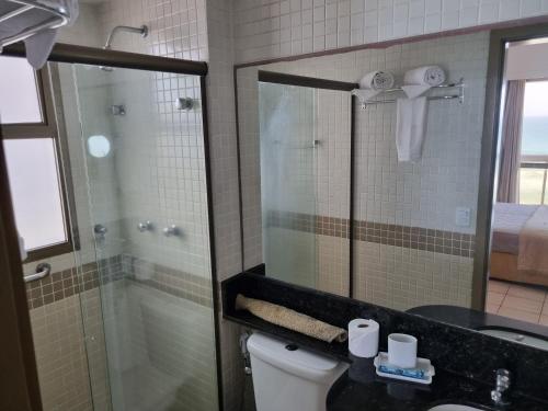 y baño con ducha, aseo y lavamanos. en Flat Casa del Mar Barra da Tijuca, en Río de Janeiro